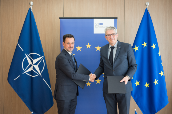 Fergal Ó Regan, Executive Secretary of the European Security and Defence College, and CCASCOE Director Mathieu Bussières mark the signing of a climate-security cooperation arrangement.